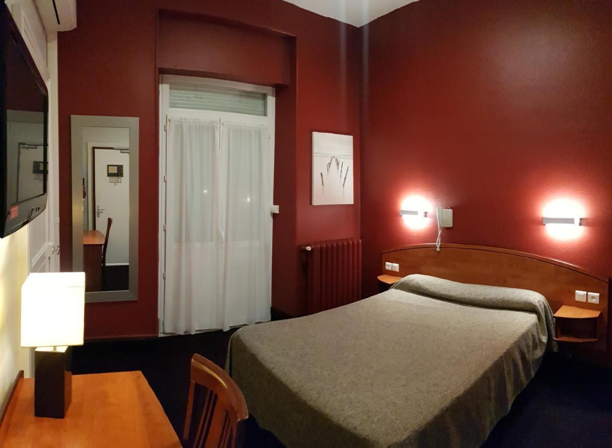 Hotel De La Paix Oloron-Sainte-Marie Bagian luar foto