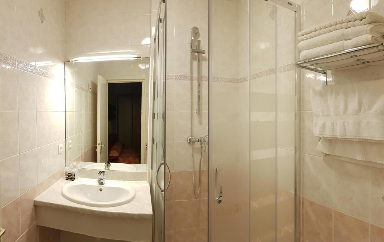 Hotel De La Paix Oloron-Sainte-Marie Bagian luar foto