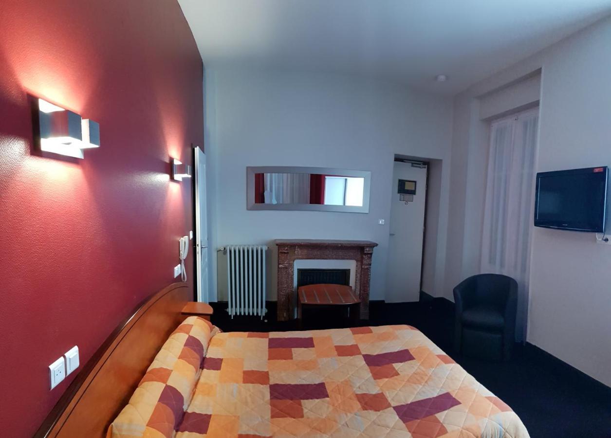 Hotel De La Paix Oloron-Sainte-Marie Bagian luar foto