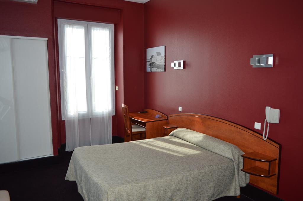 Hotel De La Paix Oloron-Sainte-Marie Bagian luar foto